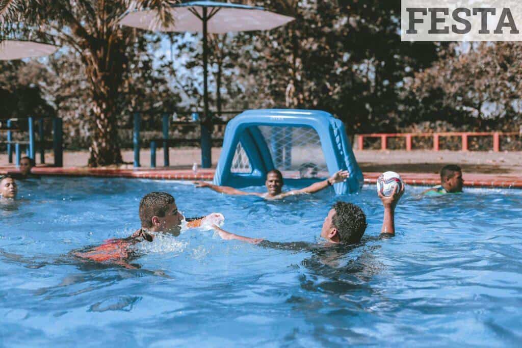 juego en la piscina