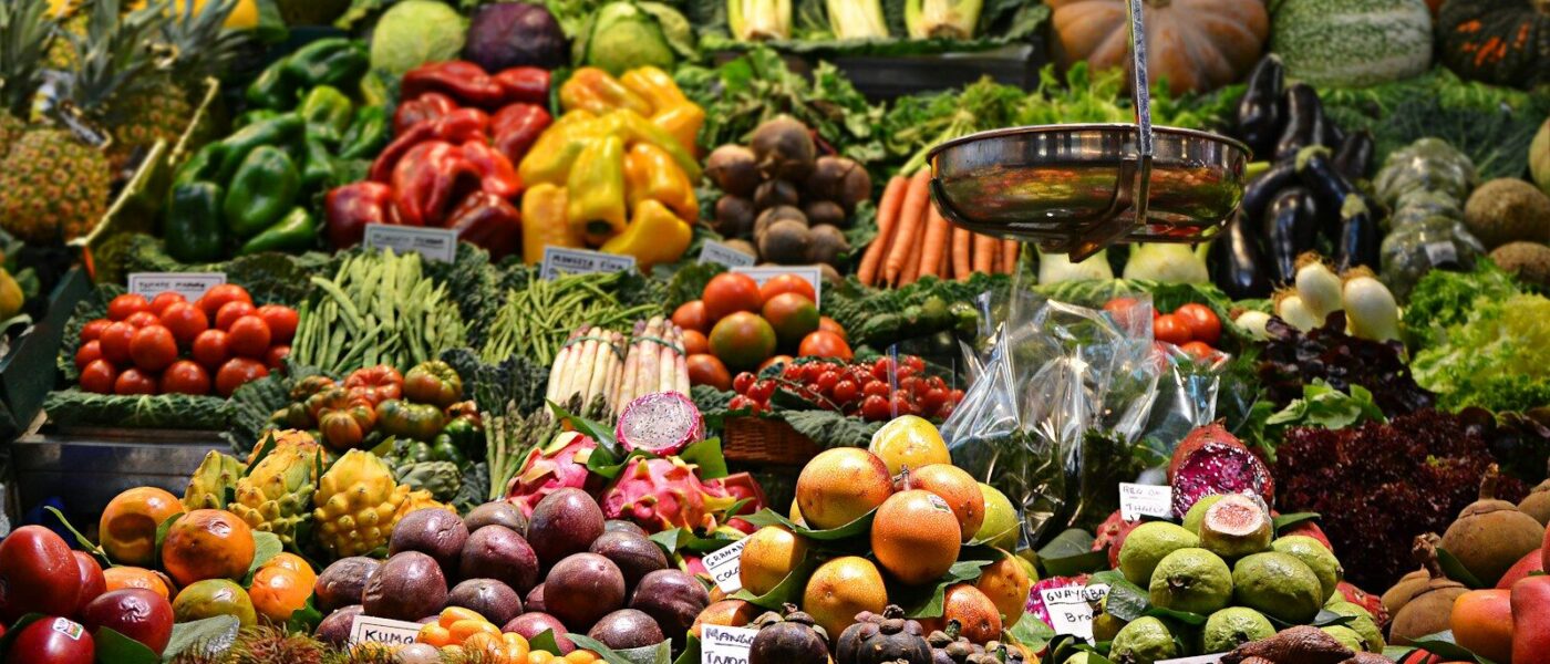 Puesto de mercado con frutas y verduras frescas de colores